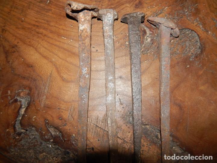 Antig&uuml;edades: 4 s&oacute;lidos clavos de forja  xviii - Foto 3