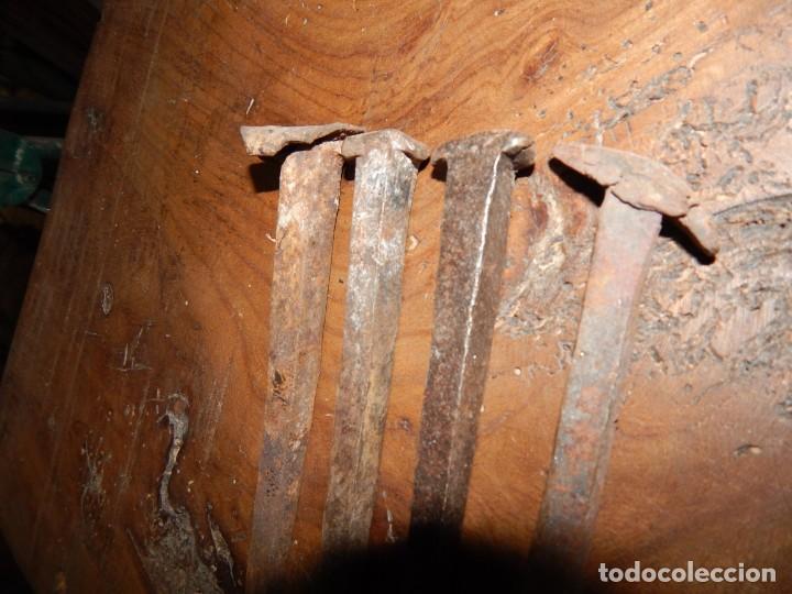 Antig&uuml;edades: 4 s&oacute;lidos clavos de forja  xviii - Foto 4