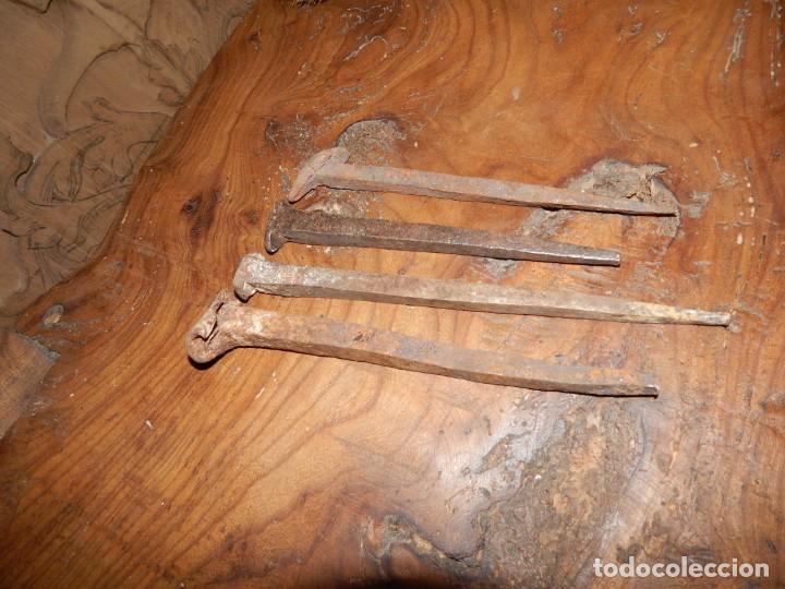Antig&uuml;edades: 4 s&oacute;lidos clavos de forja  xviii - Foto 5