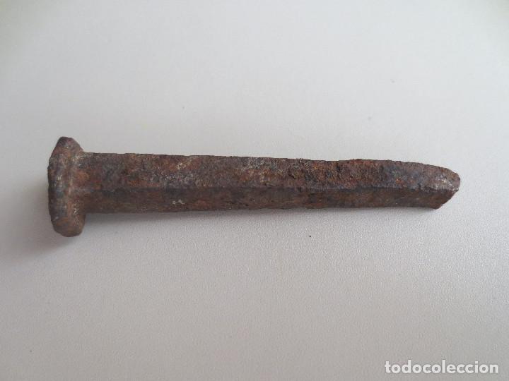 Antig&uuml;edades: clavo de forja.  4 cm. - Foto 1