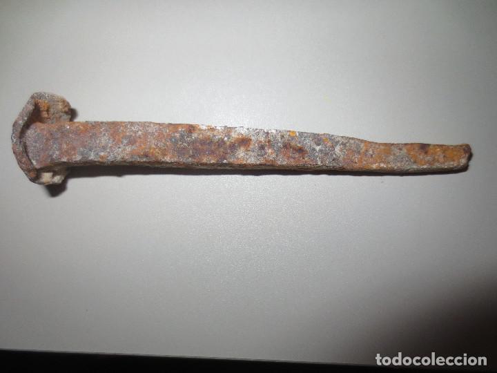 Antig&uuml;edades: antiguo clavo de forja.11 cm. - Foto 1