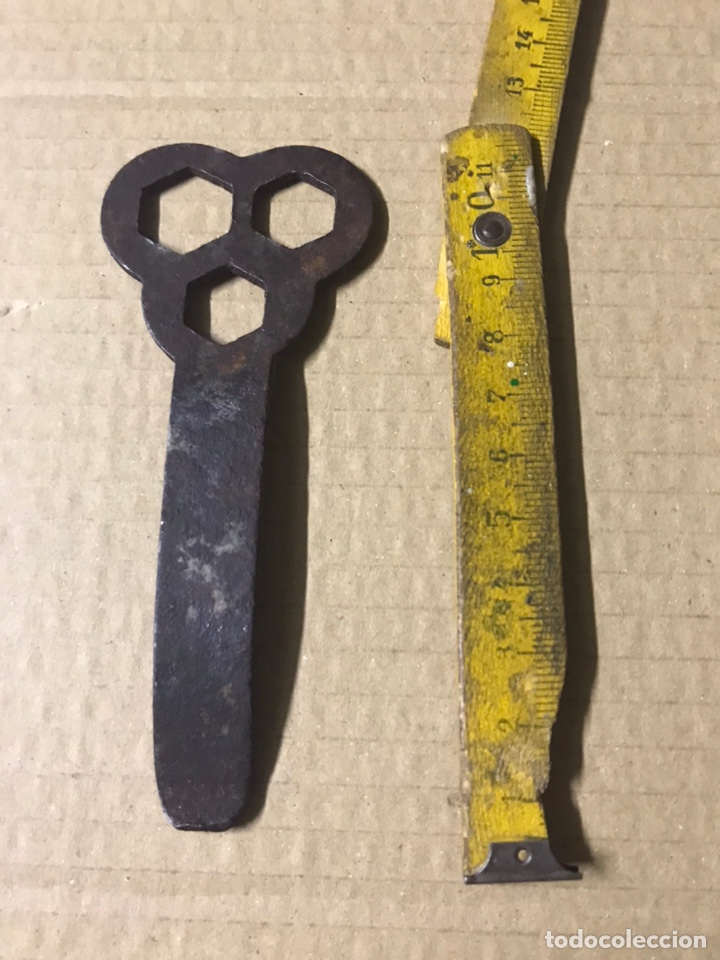 Antig&uuml;edades: LLAVE FIJA DE TRES USOS - Foto 1