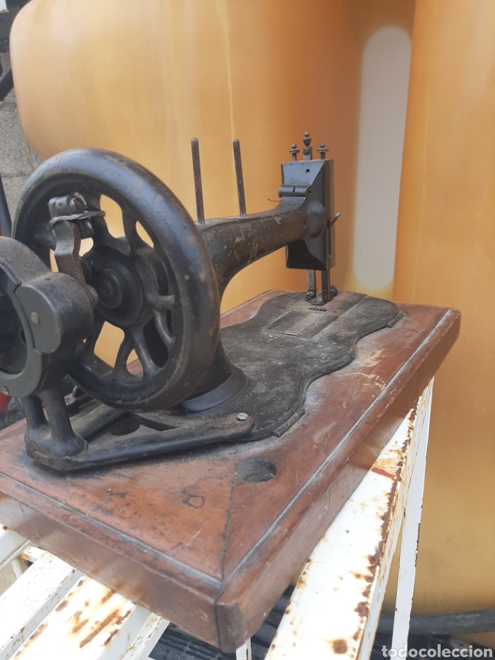 Antigüedades: Antigua y preciosa máquina de coser Frister & Rossmann. Sistema diferente a las demás. - Foto 5 - 201303390