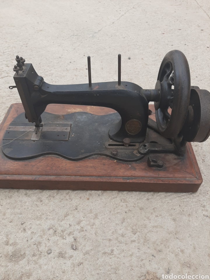 Antigüedades: Antigua y preciosa máquina de coser Frister & Rossmann. Sistema diferente a las demás. - Foto 1 - 201303390