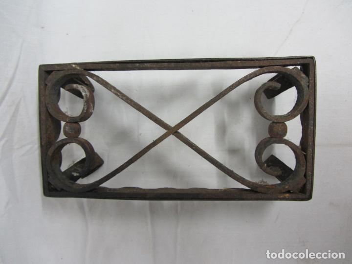 Antig&uuml;edades: Base en hierro forjado s.XIX - Foto 3