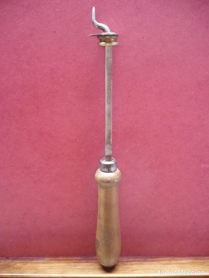 Antig&uuml;edades: Antiguo Abrelatas de Acero y Lat&oacute;n. - Foto 2