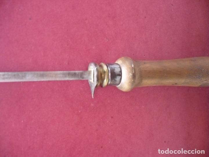 Antig&uuml;edades: Antiguo Abrelatas de Acero y Lat&oacute;n. - Foto 3