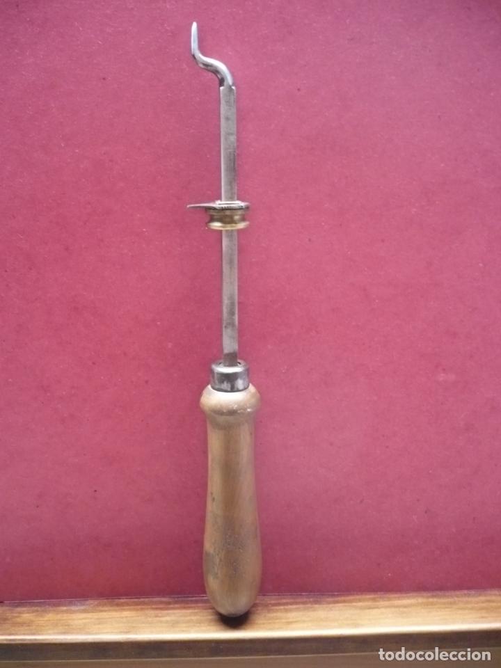 Antig&uuml;edades: Antiguo Abrelatas de Acero y Lat&oacute;n. - Foto 1