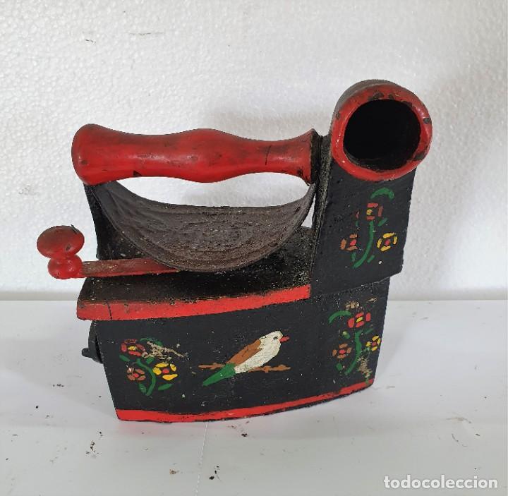 Antig&uuml;edades: PLANCHA DE CARB&Oacute;N DECORADA - Foto 1