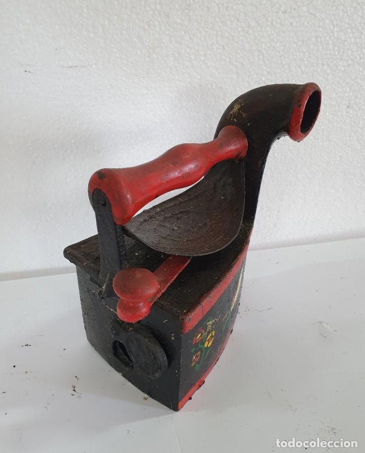 Antig&uuml;edades: PLANCHA DE CARB&Oacute;N DECORADA - Foto 2