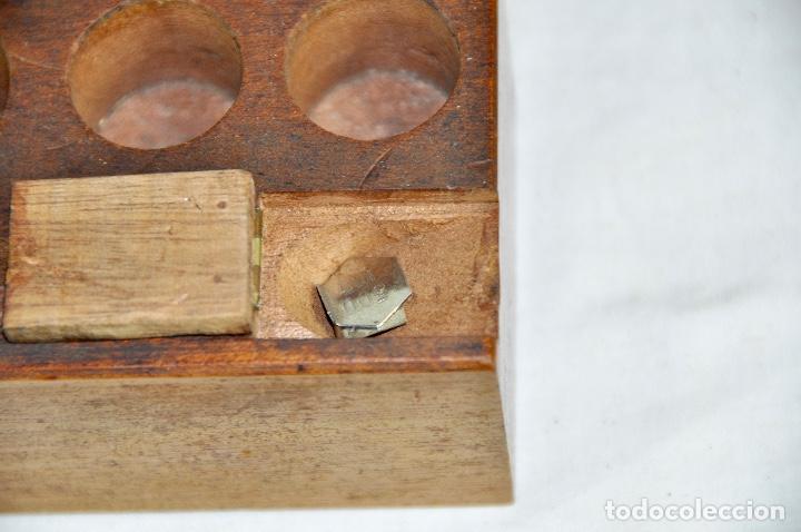 Antig&uuml;edades: Balanza de farmacia con pesas - Foto 16