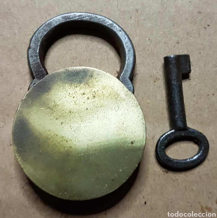 Antig&uuml;edades: Antiguo candado con llave de laton y hierro - Foto 2