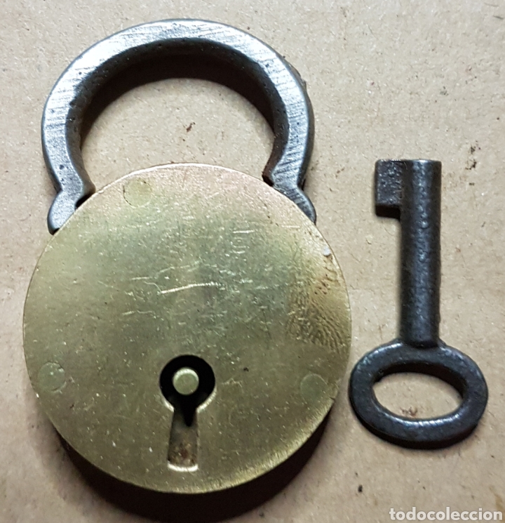 Antig&uuml;edades: Antiguo candado con llave de laton y hierro - Foto 1