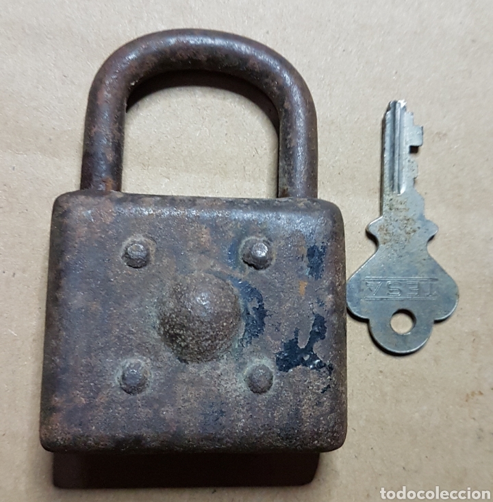 Antig&uuml;edades: Antiguo candado de hierro con llave Tesa - Foto 2