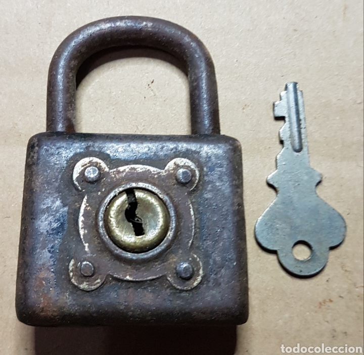 Antig&uuml;edades: Antiguo candado de hierro con llave Tesa - Foto 1
