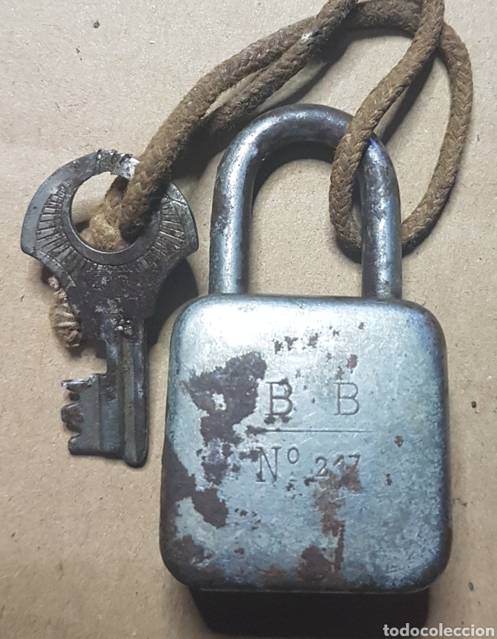 Antig&uuml;edades: Antiguo candado hierro con llave BB - Foto 2