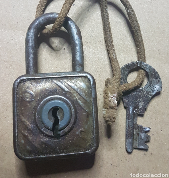 Antig&uuml;edades: Antiguo candado hierro con llave BB - Foto 1