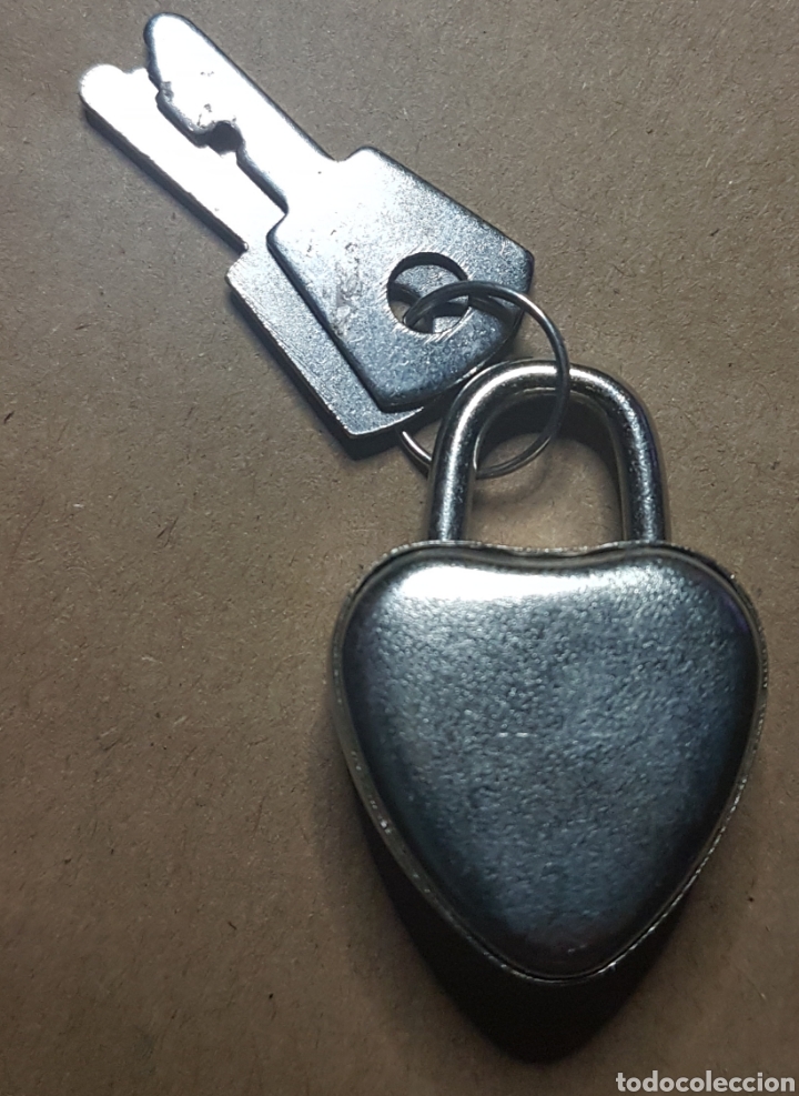 Antig&uuml;edades: Antiguo candado hierro con llave forma corazon - Foto 2