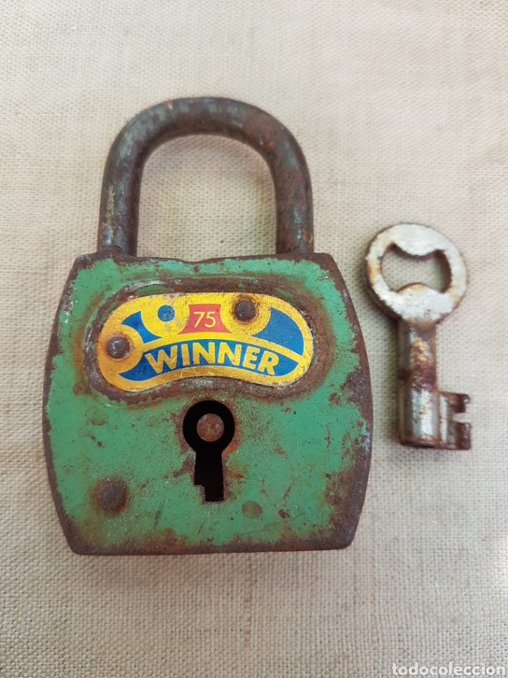 Antig&uuml;edades: Antiguo candado hierro con llave winner - Foto 1