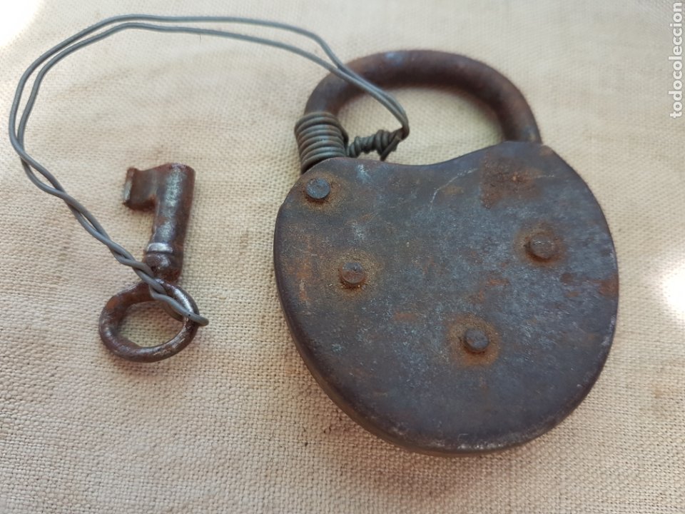 Antigüedades: Antiguo candado hierro con llave siglo XIX baul cofre - Foto 2 - 202776167