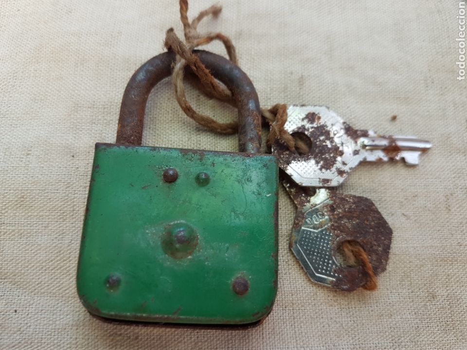 Antig&uuml;edades: Antiguo candado hierro con llaves verde - Foto 2
