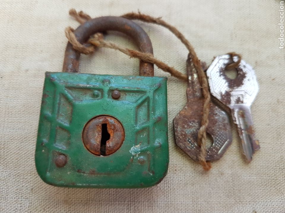 Antig&uuml;edades: Antiguo candado hierro con llaves verde - Foto 1