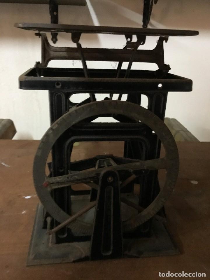 Antig&uuml;edades: bascula de correos - Foto 1