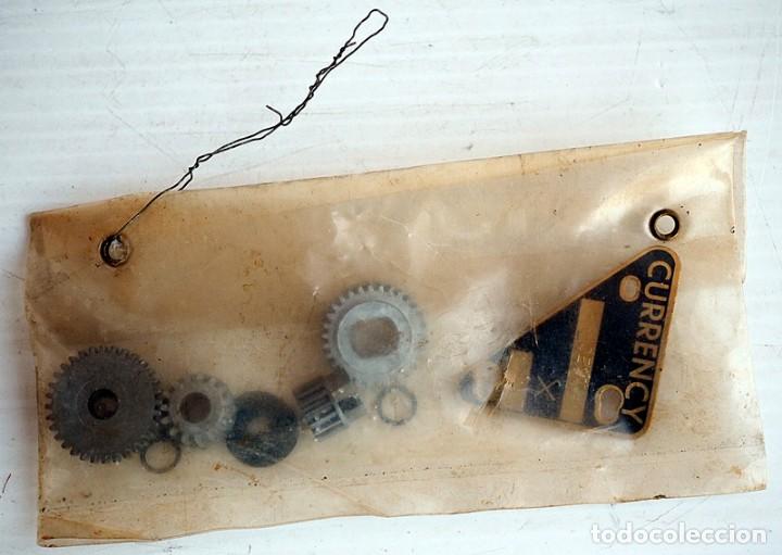 Antig&uuml;edades: Ruedas dentadas y piezas de metal CURRENCY - Foto 1