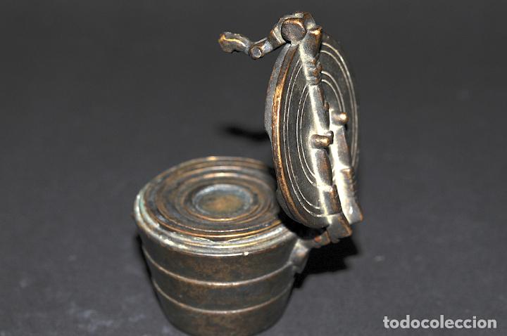 Antig&uuml;edades: ORIGINAL PONDERAL DE BRONCE - CON MARCAS EN EL INTERIOR DE LA TAPA - Foto 2