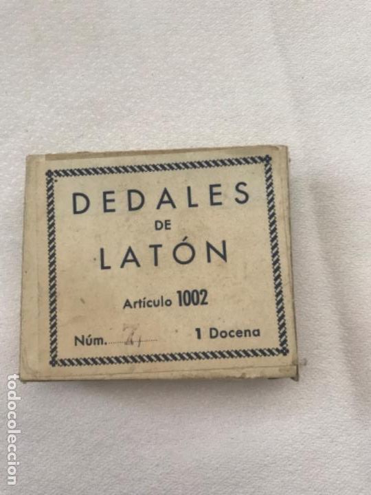 Antig&uuml;edades: Caja 12 dedales - Foto 1