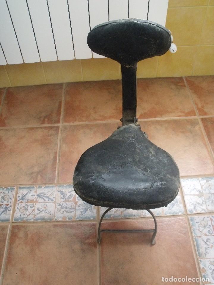 Antigüedades: ANTIGUA SILLA ABATIBLE DE vehiculo historico- EN CUERO Y FORJA HIERRO- AÑO 1880-90