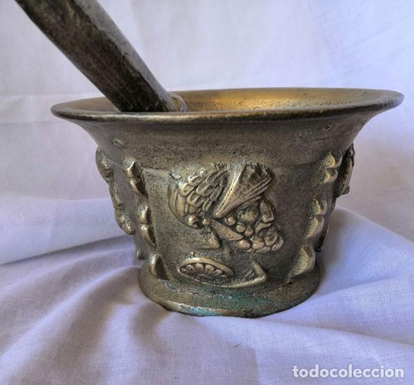 Antig&uuml;edades: GRAN MORTERO DE BRONCE CON SU MANO DE 20 CM - Foto 2