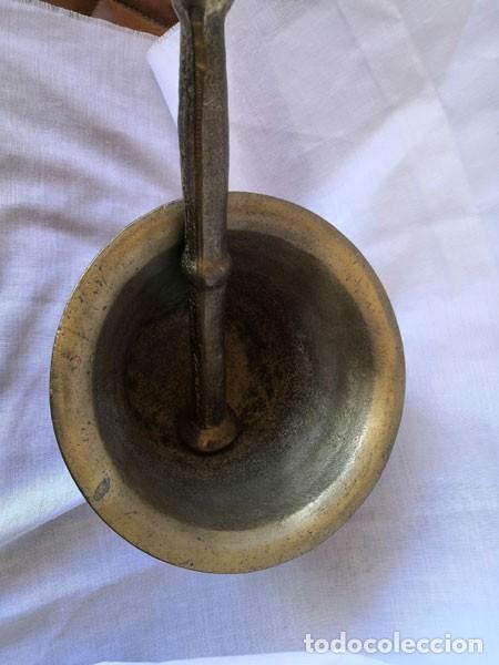 Antig&uuml;edades: GRAN MORTERO DE BRONCE CON SU MANO DE 20 CM - Foto 3