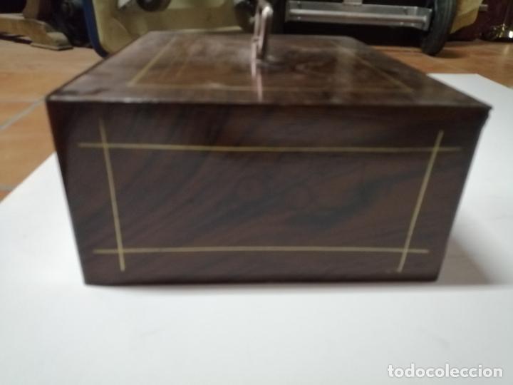 Antig&uuml;edades: caja de caudales a&ntilde;os 50 - Foto 6