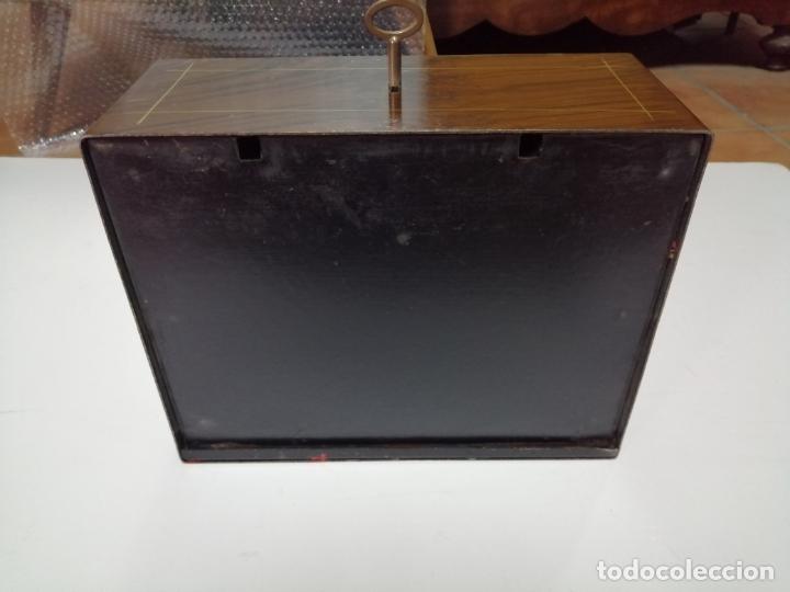 Antig&uuml;edades: caja de caudales a&ntilde;os 50 - Foto 9