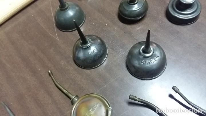Antig&uuml;edades: Colecci&oacute;n aceiteras maquina de coser - Foto 3