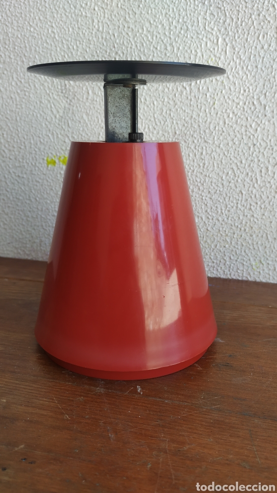 Antig&uuml;edades: Balanza postal roja vintage. - Foto 4
