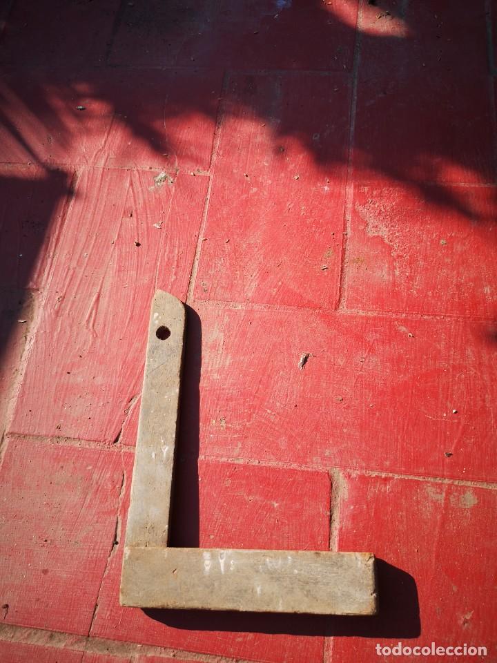 Antig&uuml;edades: Escuadra cartintero - Foto 1