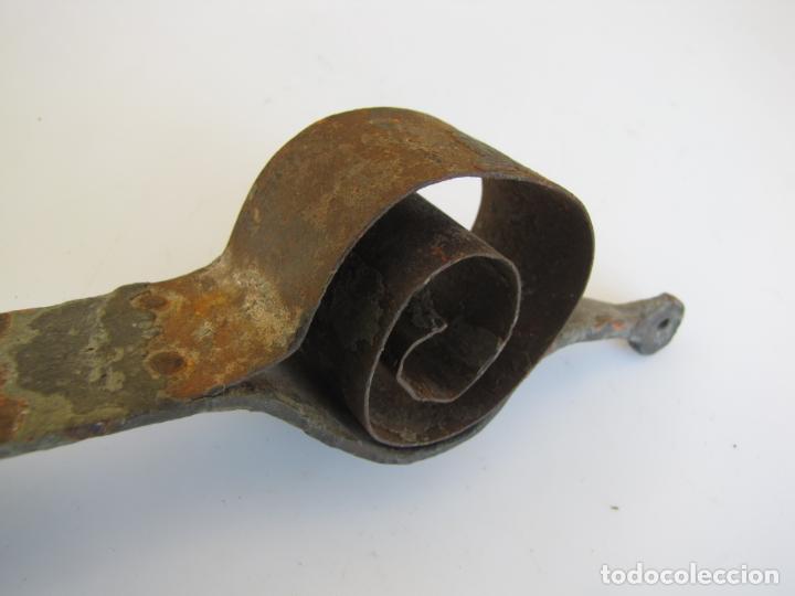Antig&uuml;edades: 3- Campana de muelle de fleje. Forja y bronce - Foto 4
