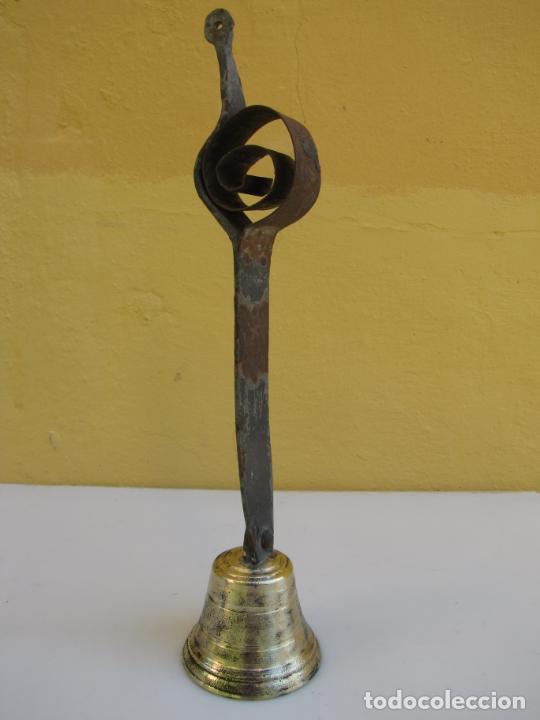 Antig&uuml;edades: 3- Campana de muelle de fleje. Forja y bronce - Foto 1
