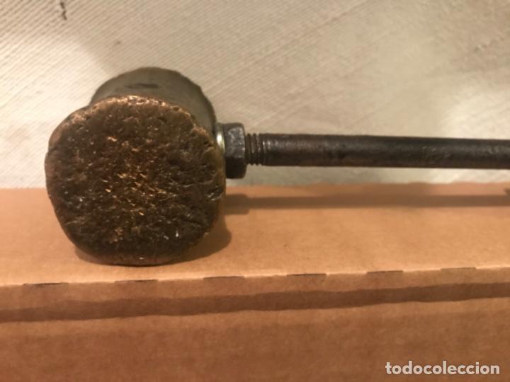 Antig&uuml;edades: Antiguo Martillo de bronce y mango en madera. De artesano. - Foto 11