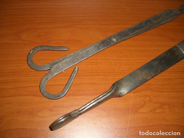 Antig&uuml;edades: LOTE DE DOS TENAZAS DE HIERRO FORJADO - Foto 3