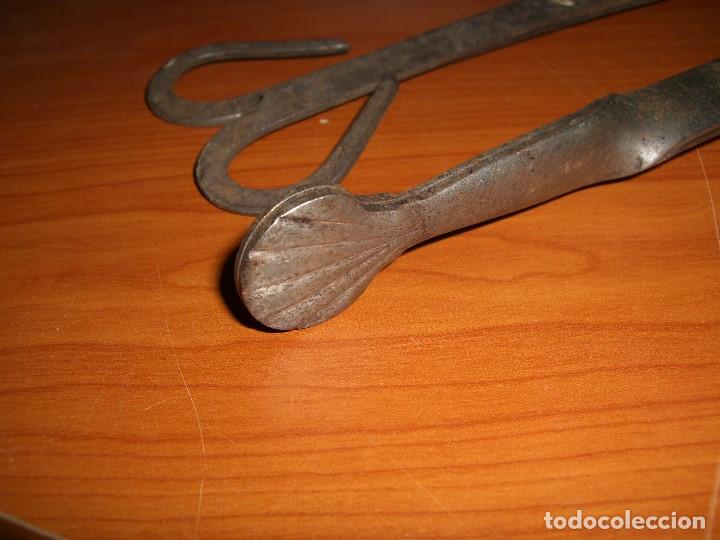 Antig&uuml;edades: LOTE DE DOS TENAZAS DE HIERRO FORJADO - Foto 4