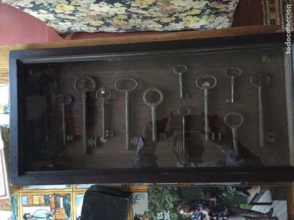 Antig&uuml;edades: Colecci&oacute;n de llaves antiguas en vitrina - Foto 6