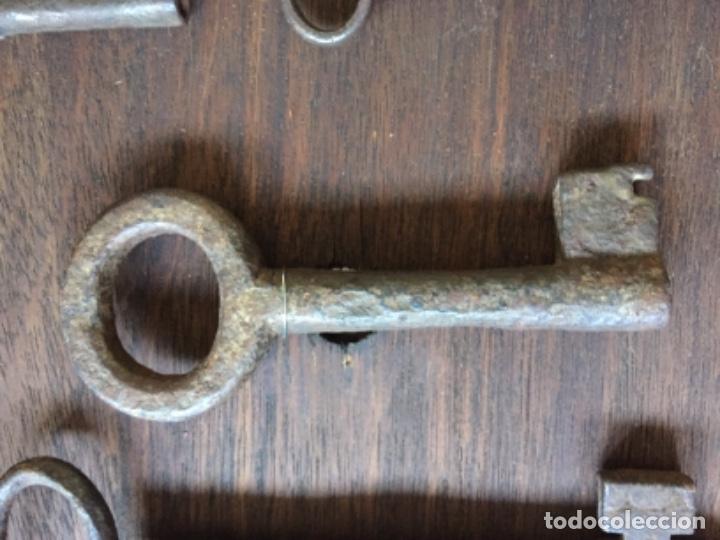 Antig&uuml;edades: Colecci&oacute;n de llaves antiguas en vitrina - Foto 3