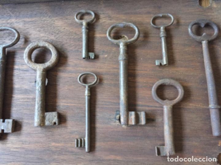 Antig&uuml;edades: Colecci&oacute;n de llaves antiguas en vitrina - Foto 4