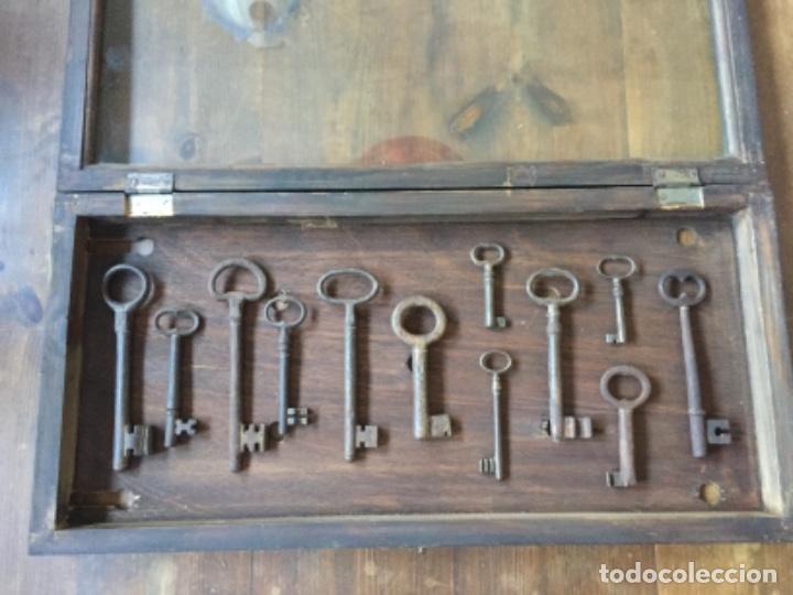 Antig&uuml;edades: Colecci&oacute;n de llaves antiguas en vitrina - Foto 5