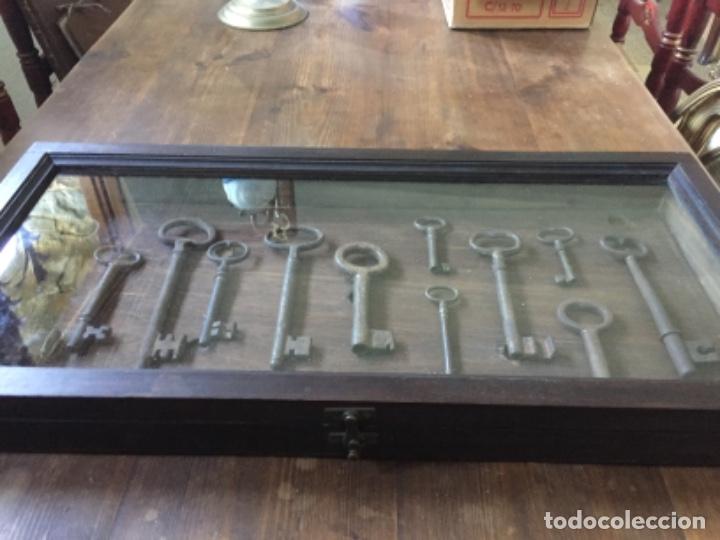 Antig&uuml;edades: Colecci&oacute;n de llaves antiguas en vitrina - Foto 7