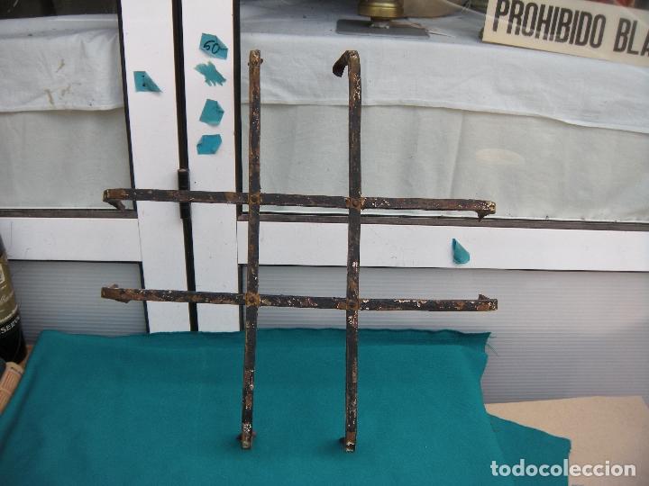 Antig&uuml;edades: ANTIGUA REJA MIRILLA CON REMACHES - Foto 4