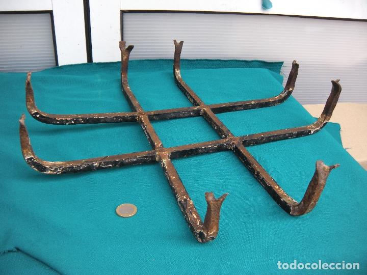 Antig&uuml;edades: ANTIGUA REJA MIRILLA CON REMACHES - Foto 5